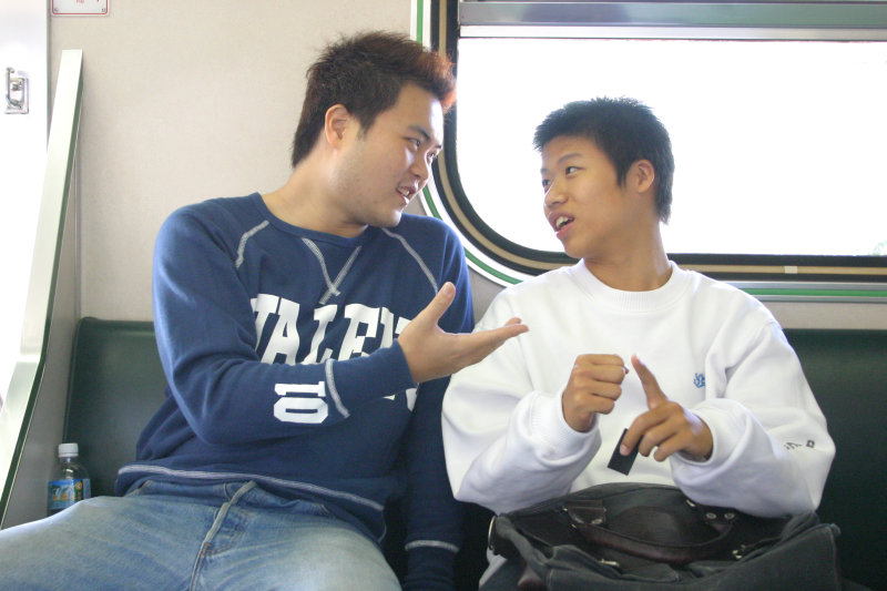 台灣鐵路旅遊攝影街拍帥哥交談的旅客2004-10-31攝影照片3
