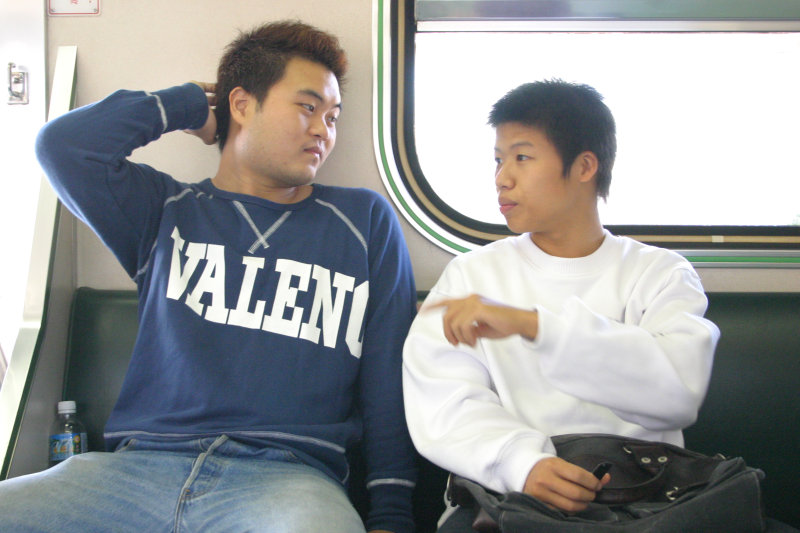 台灣鐵路旅遊攝影街拍帥哥交談的旅客2004-10-31攝影照片4