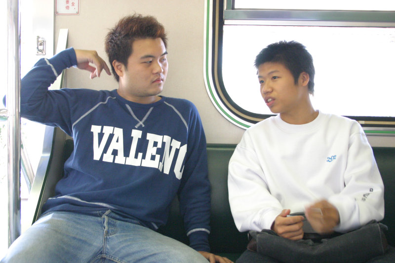 台灣鐵路旅遊攝影街拍帥哥交談的旅客2004-10-31攝影照片5