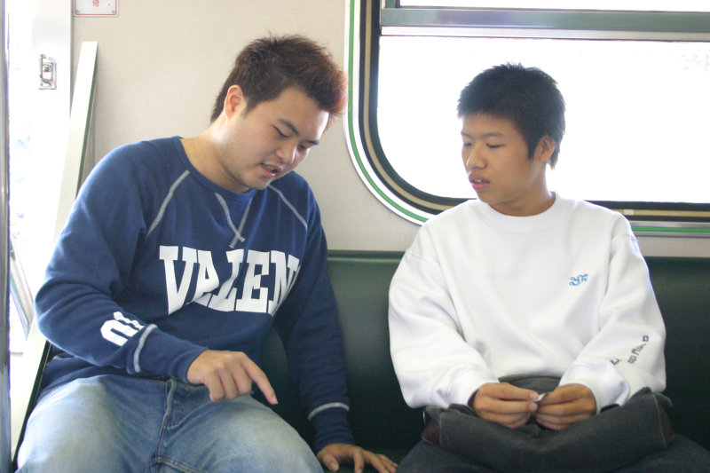 台灣鐵路旅遊攝影街拍帥哥交談的旅客2004-10-31攝影照片6