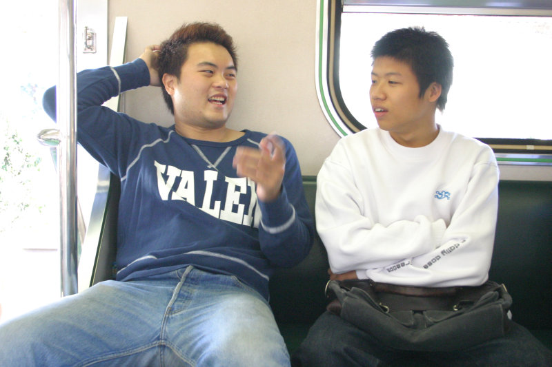 台灣鐵路旅遊攝影街拍帥哥交談的旅客2004-10-31攝影照片9