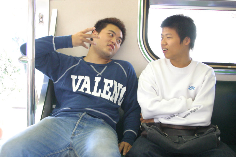 台灣鐵路旅遊攝影街拍帥哥交談的旅客2004-10-31攝影照片10