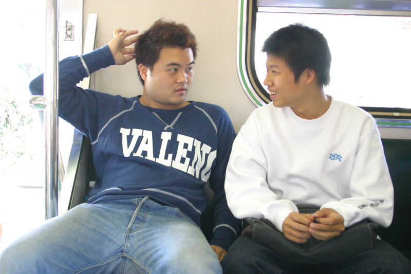 台灣鐵路旅遊攝影街拍帥哥交談的旅客2004-10-31攝影照片11