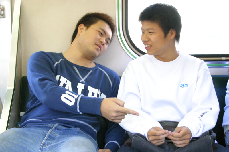 台灣鐵路旅遊攝影街拍帥哥交談的旅客2004-10-31攝影照片12