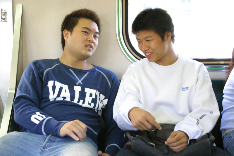 台灣鐵路旅遊攝影街拍帥哥交談的旅客2004-10-31攝影照片13