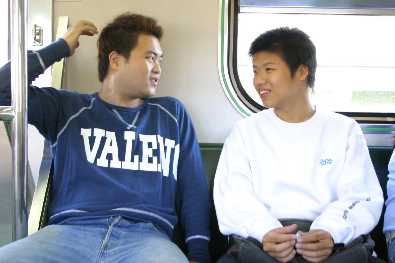 台灣鐵路旅遊攝影街拍帥哥交談的旅客2004-10-31攝影照片14