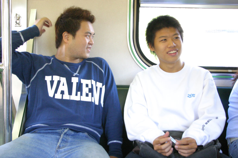 台灣鐵路旅遊攝影街拍帥哥交談的旅客2004-10-31攝影照片15