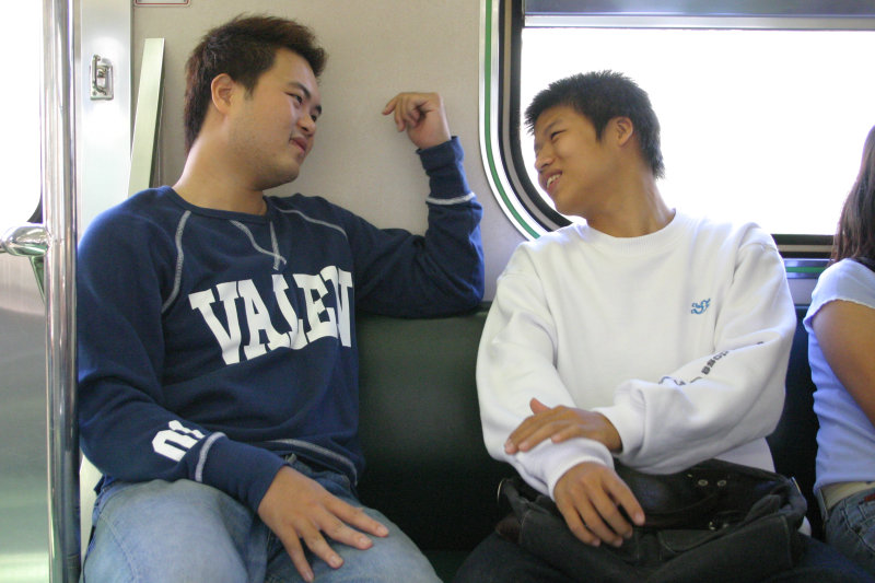 台灣鐵路旅遊攝影街拍帥哥交談的旅客2004-10-31攝影照片16
