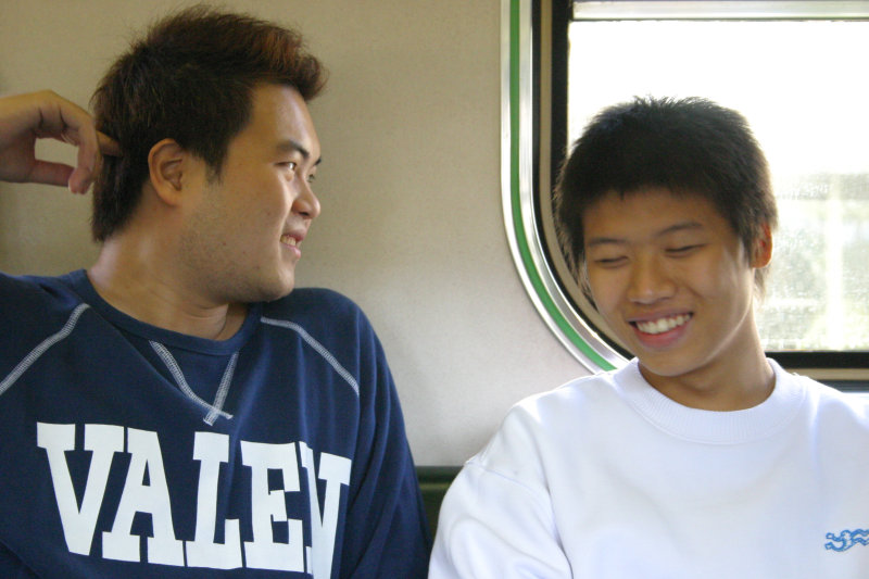 台灣鐵路旅遊攝影街拍帥哥交談的旅客2004-10-31攝影照片17