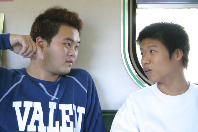 台灣鐵路旅遊攝影街拍帥哥交談的旅客2004-10-31攝影照片20