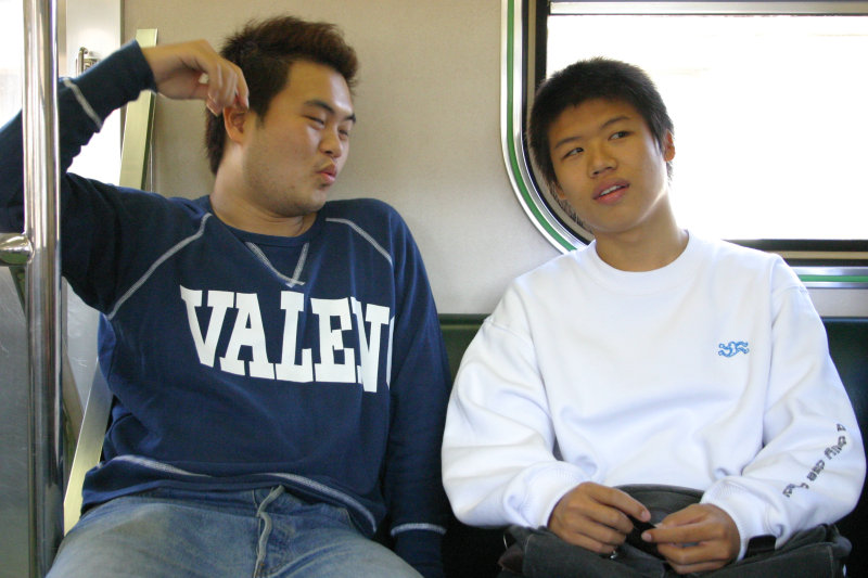 台灣鐵路旅遊攝影街拍帥哥交談的旅客2004-10-31攝影照片23