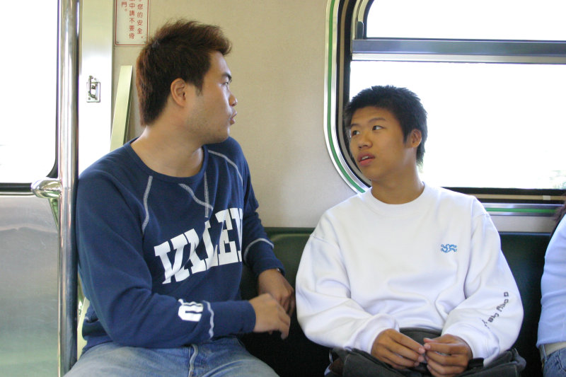 台灣鐵路旅遊攝影街拍帥哥交談的旅客2004-10-31攝影照片25