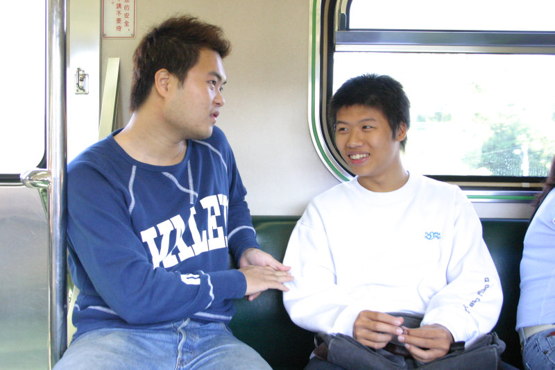台灣鐵路旅遊攝影街拍帥哥交談的旅客2004-10-31攝影照片26