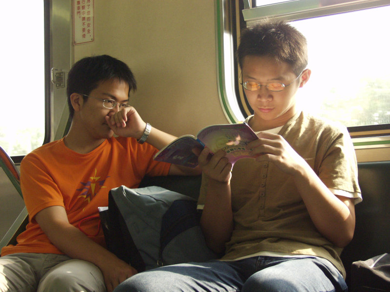 台灣鐵路旅遊攝影街拍帥哥交談的旅客2004-12-06(2)攝影照片1
