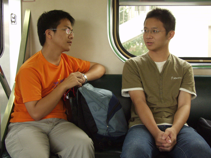 台灣鐵路旅遊攝影街拍帥哥交談的旅客2004-12-06(2)攝影照片2