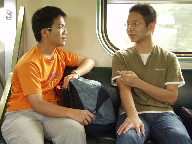 台灣鐵路旅遊攝影街拍帥哥交談的旅客2004-12-06(2)攝影照片3