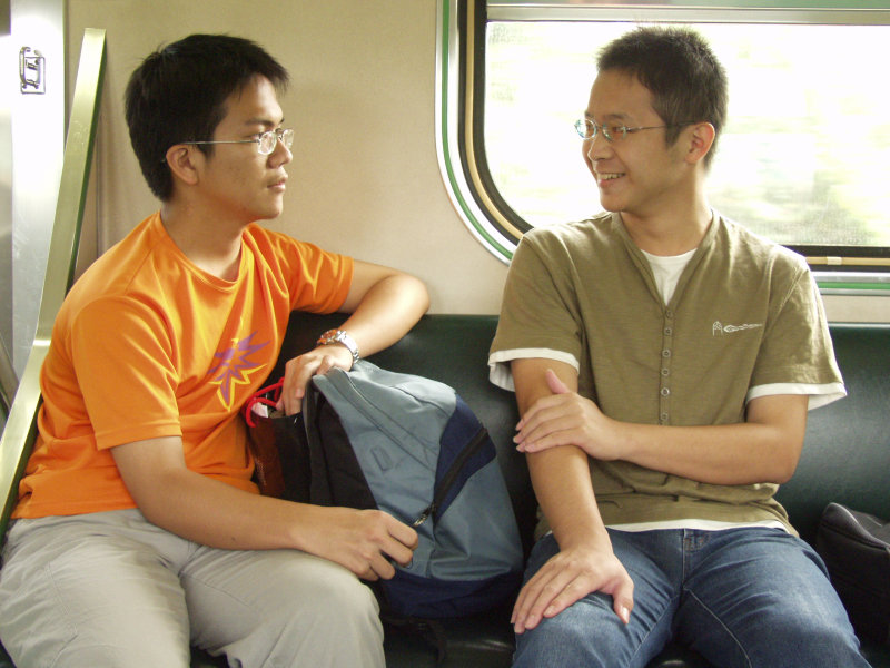 台灣鐵路旅遊攝影街拍帥哥交談的旅客2004-12-06(2)攝影照片4