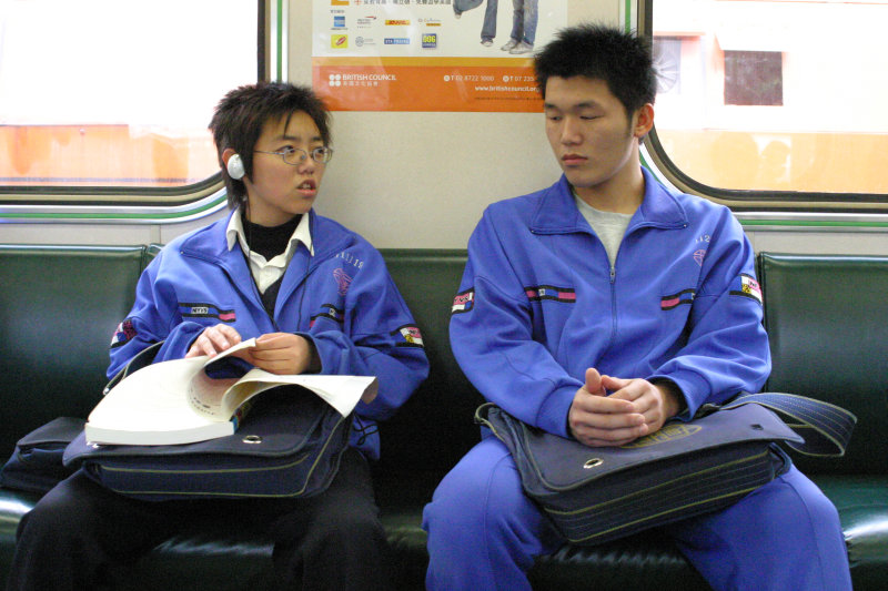 台灣鐵路旅遊攝影街拍帥哥交談的旅客2005-03-18攝影照片1