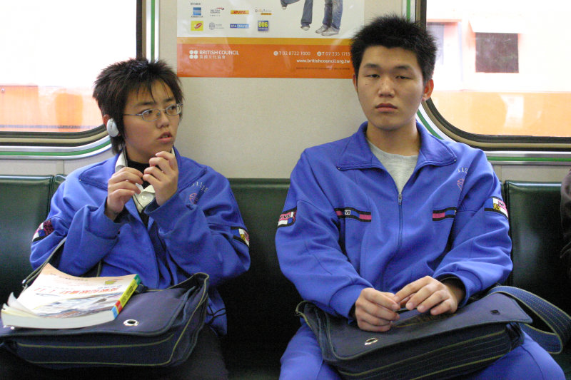 台灣鐵路旅遊攝影街拍帥哥交談的旅客2005-03-18攝影照片2