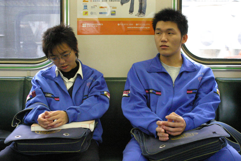 台灣鐵路旅遊攝影街拍帥哥交談的旅客2005-03-18攝影照片4
