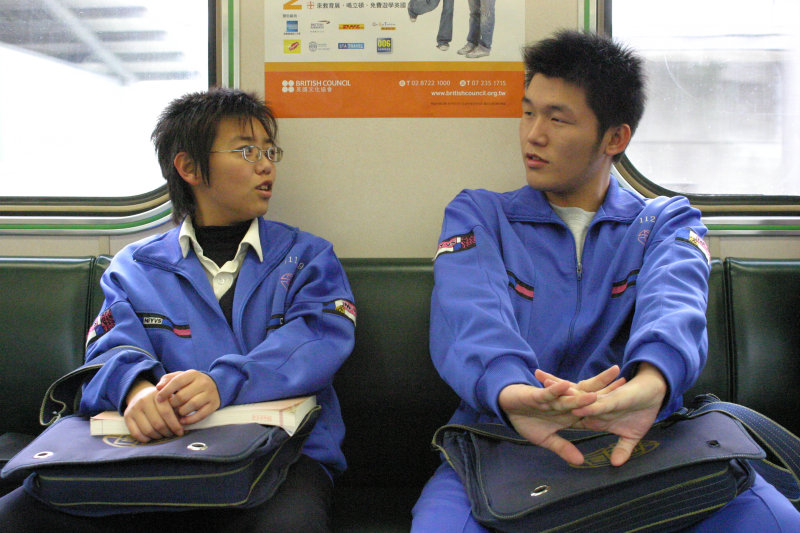 台灣鐵路旅遊攝影街拍帥哥交談的旅客2005-03-18攝影照片5