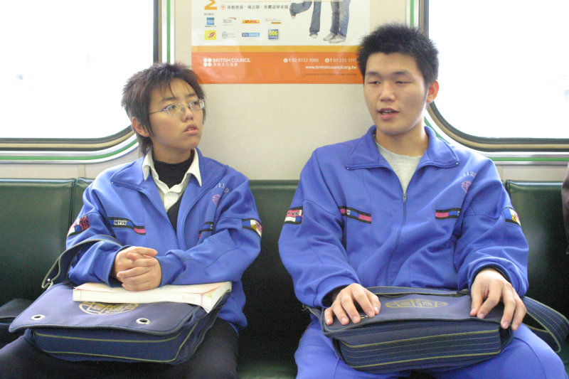 台灣鐵路旅遊攝影街拍帥哥交談的旅客2005-03-18攝影照片6
