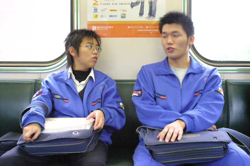 台灣鐵路旅遊攝影街拍帥哥交談的旅客2005-03-18攝影照片7