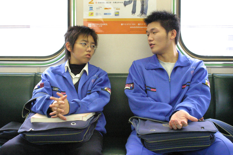 台灣鐵路旅遊攝影街拍帥哥交談的旅客2005-03-18攝影照片8