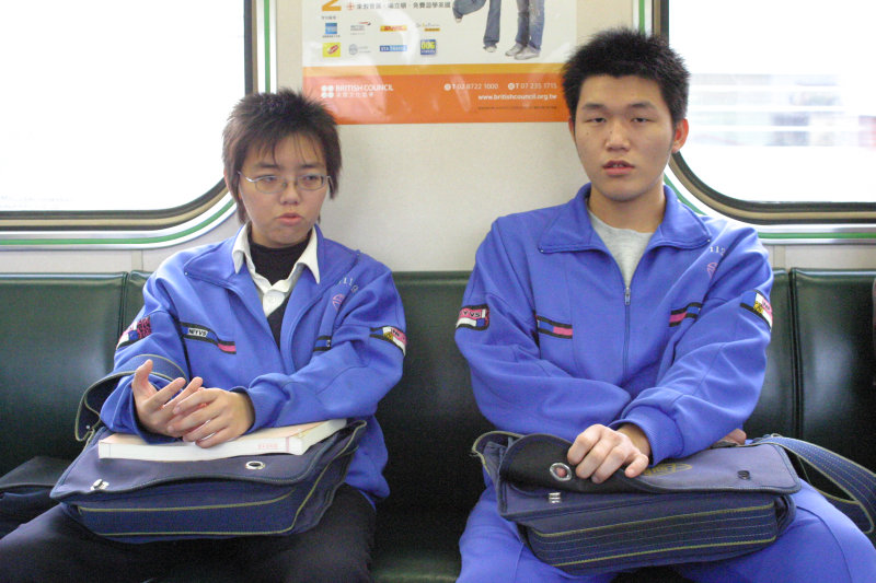 台灣鐵路旅遊攝影街拍帥哥交談的旅客2005-03-18攝影照片9