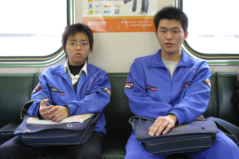 台灣鐵路旅遊攝影街拍帥哥交談的旅客2005-03-18攝影照片10