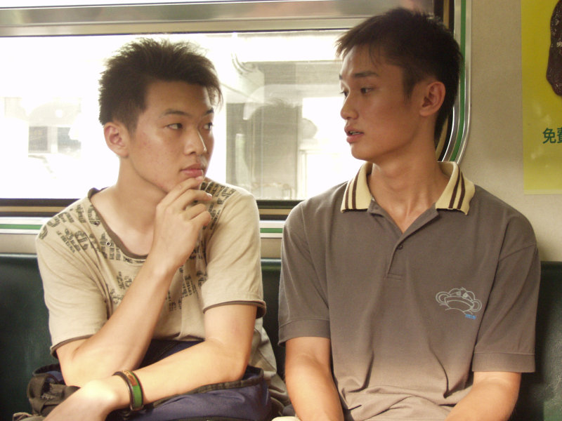 台灣鐵路旅遊攝影街拍帥哥交談的旅客2005-06-26攝影照片2