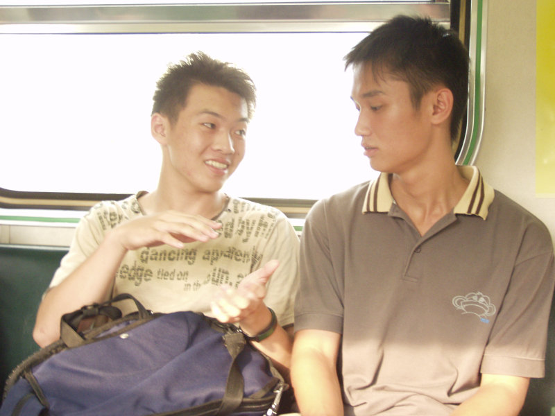 台灣鐵路旅遊攝影街拍帥哥交談的旅客2005-06-26攝影照片8