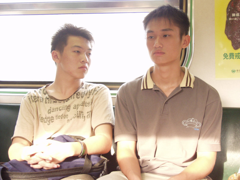 台灣鐵路旅遊攝影街拍帥哥交談的旅客2005-06-26攝影照片12