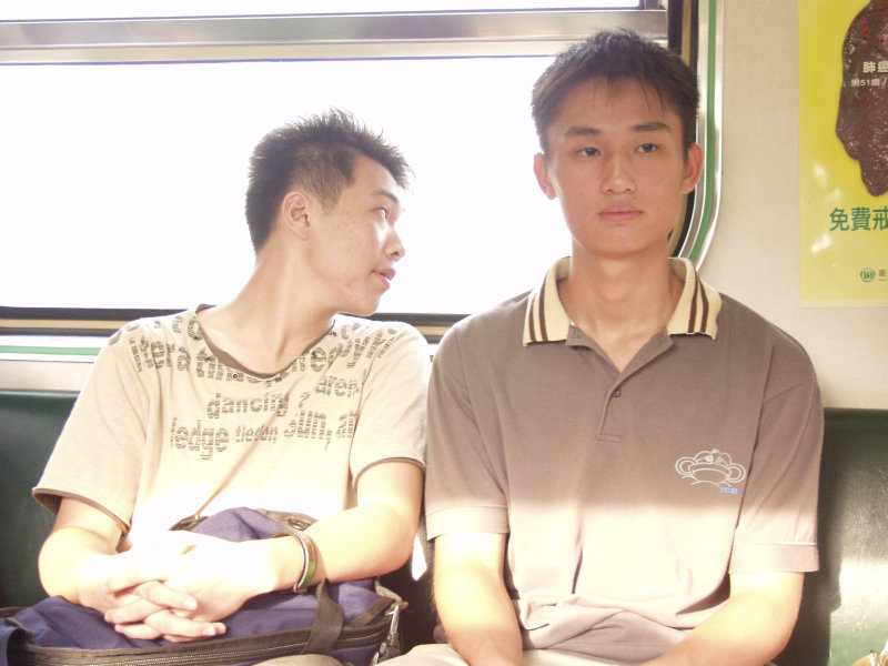 台灣鐵路旅遊攝影街拍帥哥交談的旅客2005-06-26攝影照片13