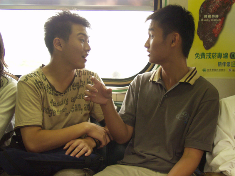 台灣鐵路旅遊攝影街拍帥哥交談的旅客2005-06-26攝影照片18