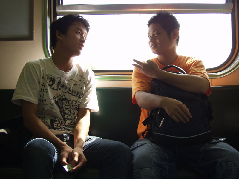 台灣鐵路旅遊攝影街拍帥哥對話旅客(1)2005-10-15攝影照片1