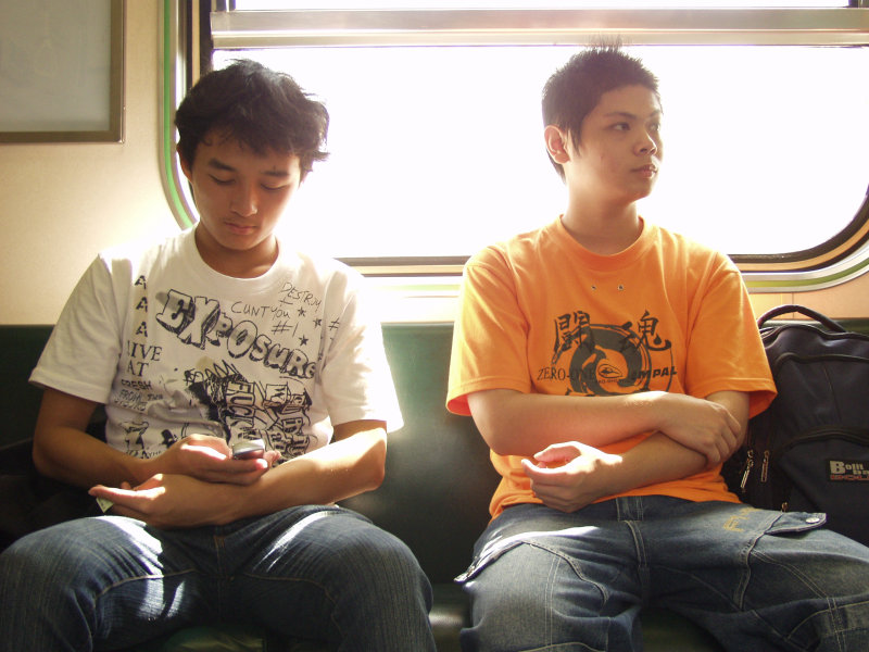 台灣鐵路旅遊攝影街拍帥哥對話旅客(1)2005-10-15攝影照片3