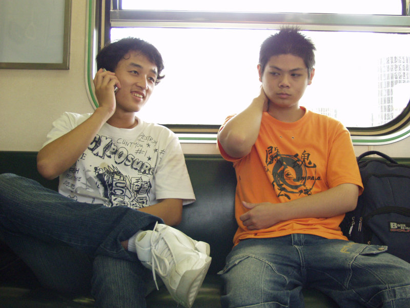 台灣鐵路旅遊攝影街拍帥哥對話旅客(1)2005-10-15攝影照片5