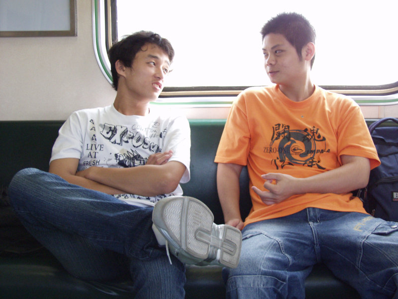 台灣鐵路旅遊攝影街拍帥哥對話旅客(1)2005-10-15攝影照片12
