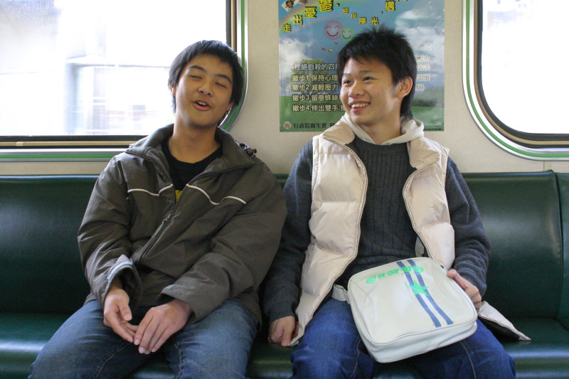 台灣鐵路旅遊攝影街拍帥哥對話旅客(1)2005-12-17攝影照片1