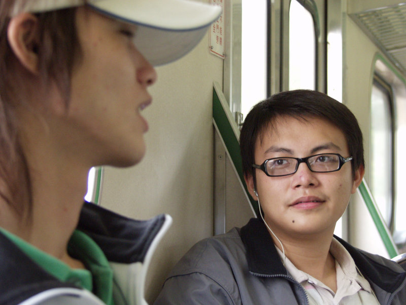 台灣鐵路旅遊攝影街拍帥哥對話旅客(2)2005-10-15攝影照片9