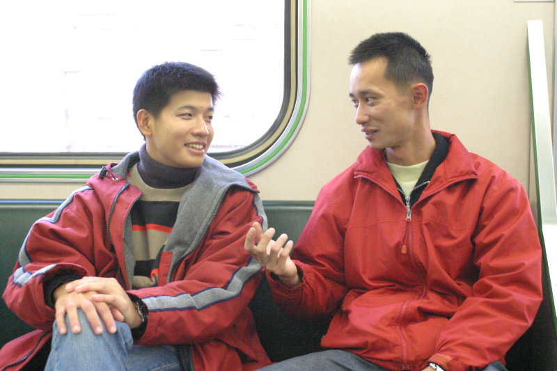 台灣鐵路旅遊攝影街拍帥哥對話旅客(2)2005-12-17攝影照片1