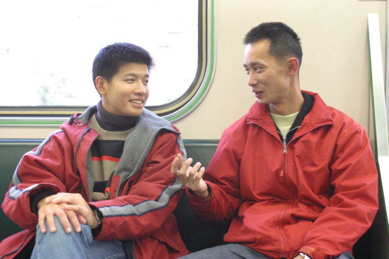 台灣鐵路旅遊攝影街拍帥哥對話旅客(2)2005-12-17攝影照片2