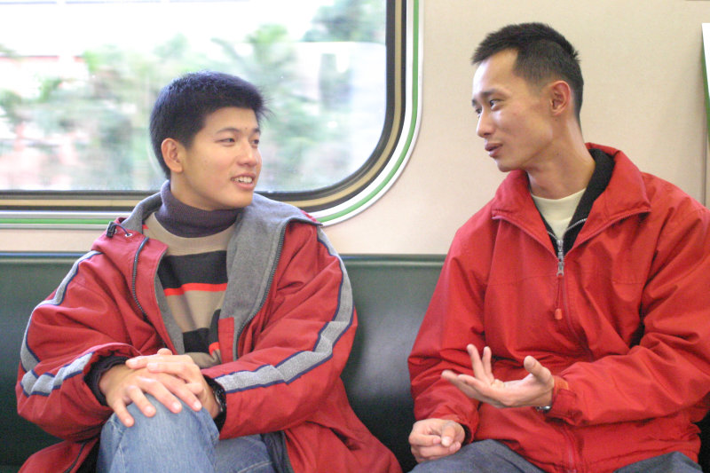 台灣鐵路旅遊攝影街拍帥哥對話旅客(2)2005-12-17攝影照片12
