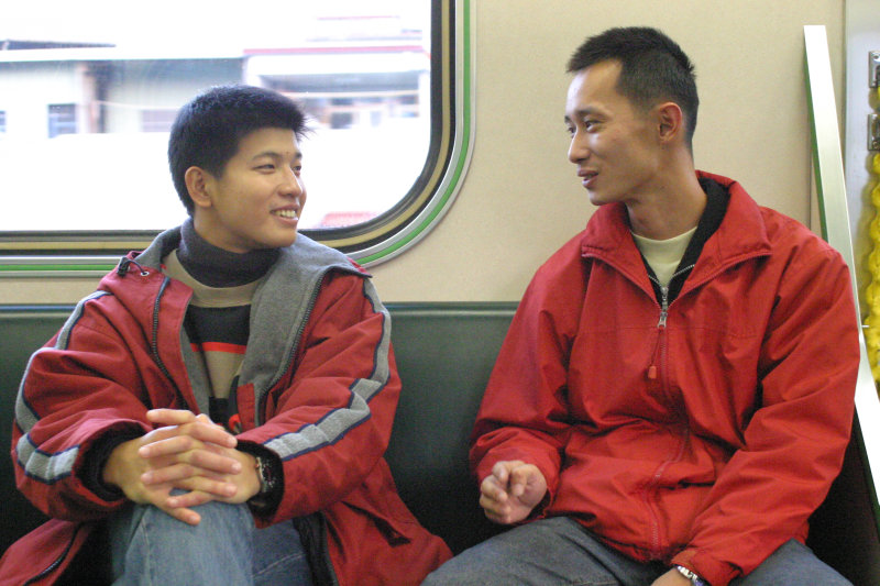 台灣鐵路旅遊攝影街拍帥哥對話旅客(2)2005-12-17攝影照片32