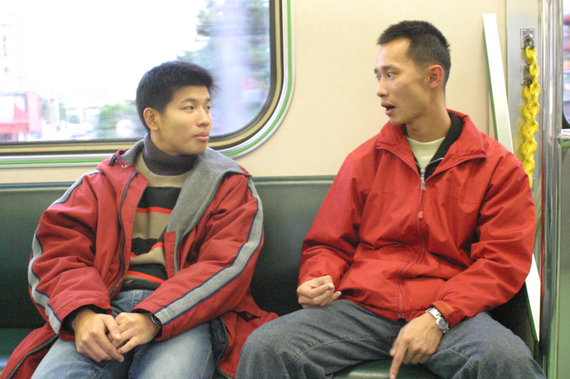 台灣鐵路旅遊攝影街拍帥哥對話旅客(2)2005-12-17攝影照片62