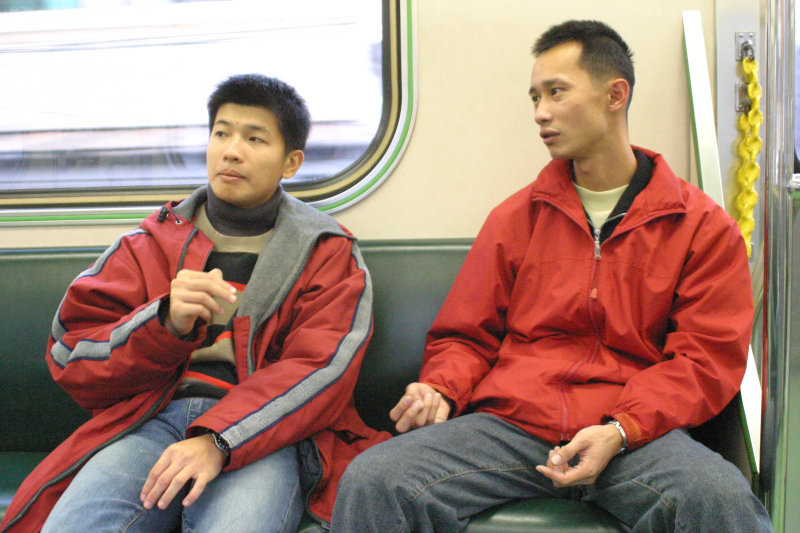 台灣鐵路旅遊攝影街拍帥哥對話旅客(2)2005-12-17攝影照片65