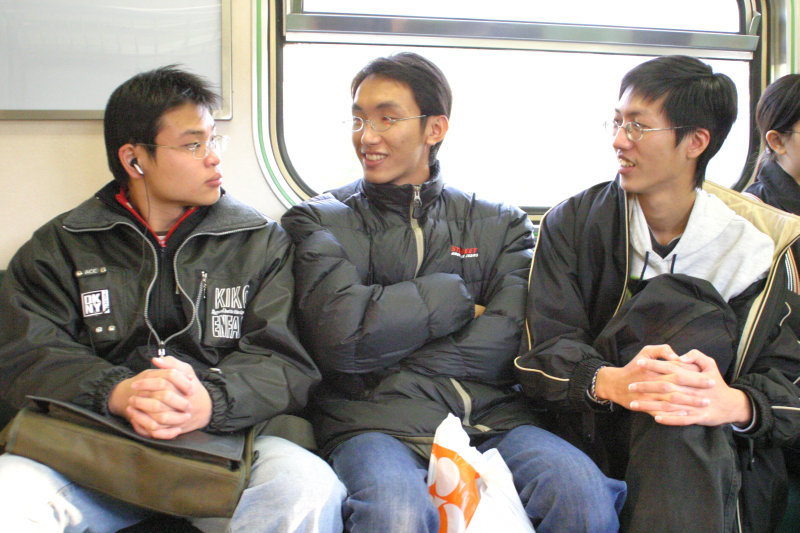 台灣鐵路旅遊攝影街拍帥哥對話旅客2005-03-06攝影照片2