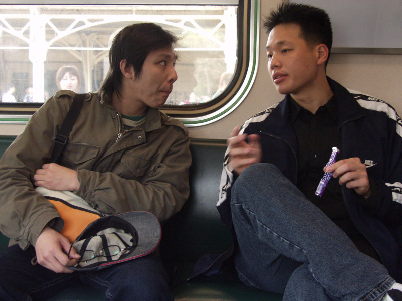 台灣鐵路旅遊攝影街拍帥哥對話旅客2005-04-02攝影照片1