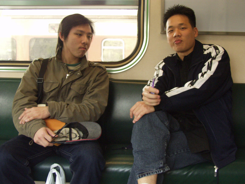 台灣鐵路旅遊攝影街拍帥哥對話旅客2005-04-02攝影照片2